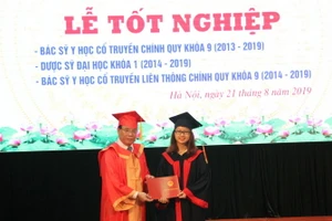 PGS.TS Đậu Xuân Cảnh - Giám đốc Học viện trao Bằng tốt nghiệp cho các tân Bác sỹ y học cổ truyền