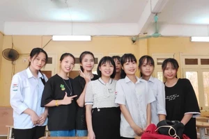 Cô Lê Thị Uyên và học trò. Ảnh chụp trước dịch Covid-19.