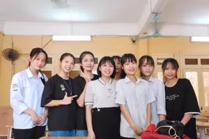 Cô Lê Thị Uyên và học trò. Ảnh chụp trước dịch Covid-19.