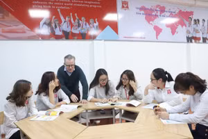 Học sinh Trường THPT Hoàng Long (Hà Nội) trong giờ học với giáo viên nước ngoài.