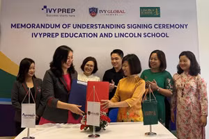 Đại diện Lincoln School và IvyPrep Education ký kết chương trình hợp tác.