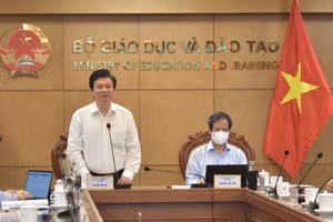 Bộ trưởng Bộ GD&ĐT Nguyễn Kim Sơn, Thứ trưởng Bộ GD&ĐT Nguyễn Hữu Độ chủ trì hội nghị.