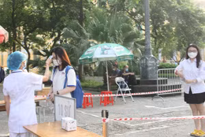 Kiểm tra thân nhiệt thí sinh trước khi vào phòng thi tốt nghiệp THPT năm 2021, đợt 1 tại điểm thi Trường THPT Chu Văn An, Hà Nội.