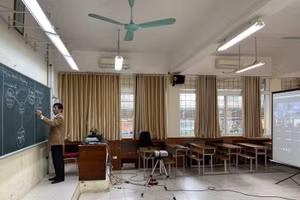 Phòng dạy học trực tuyến được Trường THCS Giảng Võ (Ba Đình, Hà Nội) chuẩn bị giống một Studio thu nhỏ, giúp giáo viên triển khai bài dạy tốt nhất.