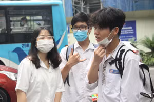 Thí sinh Hà Nội sau buổi thi đầu tiên vào lớp 10 sáng 12/6.