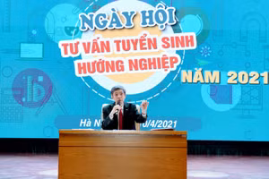 PGS.TS Bùi Đức Triệu – Trưởng phòng Quản lý đào tạo giới thiệu sơ lược về công tác tuyển sinh ĐHCQ 2021 và trực tiếp tư vấn, giải đáp thắc mắc tại chương trình 