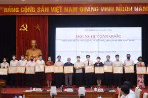 Bộ trưởng Bộ GD&ĐT Nguyễn Kim Sơn trao bằng khen của Bộ trưởng Bộ GD&ĐT cho các tập thể, cá nhân có thành tích xuất sắc trong công tác triển khai thực hiện Đề án “Xây dựng xã hội học tập” giai đoạn 2012 - 2020.