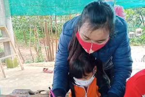 Giáo viên Trường Mầm non Hồng Vân (xã Hồng Vân, huyện An Lưới, Thừa Thiên Huế) đến tận nhà dạy trẻ.
