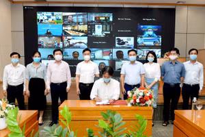 PGS.TS Phạm Hồng Chương - Hiệu trưởng Trường Đại học Kinh tế Quốc dân ký kết quy định cơ chế vận hành thư viện điện tử.