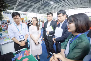 TS. Trần Bá Trình - Giám đốc Trung tâm Nghiên cứu và Phát triển Nghiệp vụ Sư phạm, Phó trưởng Phòng Đào tạo, Giảng viên Khoa Vật lý Trường Đại học Sư phạm Hà Nội cùng các vị Giám khảo cuộc thi.