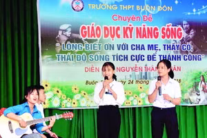 Hoạt động giáo dục kỹ năng sống cho học sinh tại Trường THPT Buôn Đôn (Đắk Lắk). Ảnh chụp trước dịch Covid-19. nguồn: INT