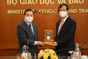 Bộ trưởng Bộ GD&ĐT Nguyễn Kim Sơn và ngài Sẻng-phết Hùng-bun-nhuông trao quà lưu niệm tại buổi tiếp xã giao.