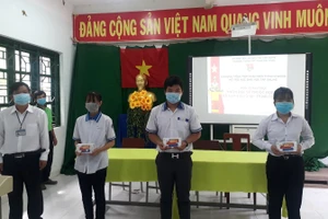 HS hoàn cảnh khó khăn Trường THCS-THPT Ngô Văn Nhạc, huyện Cái Bè (Tiền Giang) được hỗ trợ điện thoại thông minh học trực tuyến. Ảnh: Quốc Ngữ