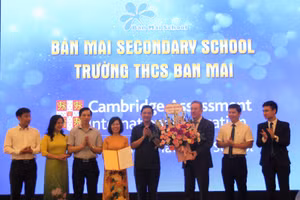 Ông Phạm Xuân Tiến, Phó Giám đốc Sở GD&ĐT Hà Nội trao Quyết định của Sở GD&ĐT Hà Nội phê duyệt Đề án giáo dục với nước ngoài thực hiện chương trình giáo dục tích hợp giữa Chương trình giáo dục phổ thông quốc tế Cambridge, Hội đồng Khảo thí Anh quốc và Chương trình giáo dục phổ thông Việt Nam cấp trung học cơ sở tại Trường THCS Ban Mai.