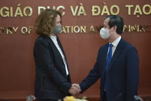 Bộ trưởng Bộ GD&ĐT Nguyễn Kim Sơn và bà Carolyn Turk, Giám đốc Ngân hàng Thế giới tại Việt Nam.