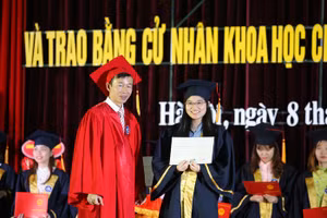 GS.TS Nguyễn Văn Minh trao bằng tốt nghiệp cho sinh viên.