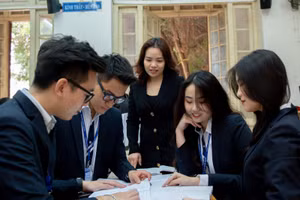 Cô trò Trường THPT Trần Phú - Hoàn Kiếm (Hà Nội) trong giờ ôn tập. Ảnh: Thế Đại