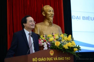 Bộ trưởng Bộ GD&ĐT Phùng Xuân Nhạ phát biểu tại Hội nghị.