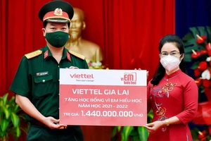 Viettel Gia Lai trao tặng học bổng Vì em hiếu học năm học 2021-2022.