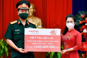 Viettel Gia Lai trao tặng học bổng Vì em hiếu học năm học 2021-2022.