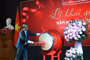 PGS.TS.Nguyễn Trúc Lê, Hiệu trưởng Trường Đại học Kinh tế, Đại học Quốc gia Hà Nội đánh trống khai giảng năm học 2021-2022.