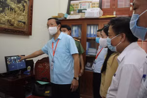 Thứ trưởng Bộ GD&ĐT Phạm Ngọc Thưởng và đoàn kiểm tra kiểm tra phòng chứa đề thi, bài thi tại Điểm thi Trường THPT Lê Quý Đôn, Thái Bình.