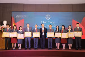 Các giảng viên, chuyên viên xuất sắc của Trường Đại học Kinh tế, Đại học Quốc gia Hà Nội được vinh danh trong ngày Hiến chương Nhà giáo Việt Nam.