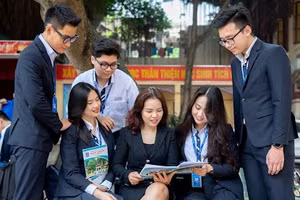 Học sinh Trường THPT Trần Phú - Hoàn Kiếm, Hà Nội trao đổi bài trong khuôn viên trường. Ảnh: Thế Đại.