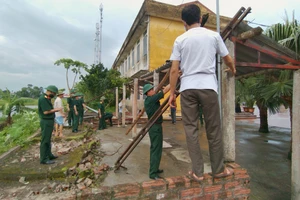 Bão số 2 gây thiệt hại khá nặng nề tại Trường Tiểu học - THCS An Vũ, Quỳnh Phụ, Thái Bình. Ảnh: Ban Chỉ huy Quân sự huyện Quỳnh Phụ huy động cán bộ, nhân viên phối hợp cùng lực lượng tại chỗ khắc phục hậu quả bão số 2 tại Trường Tiểu học - THCS An Vũ.