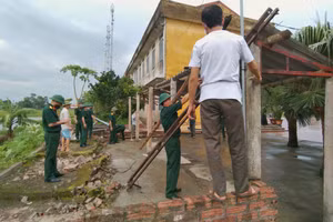 Bão số 2 gây thiệt hại khá nặng nề tại Trường Tiểu học - THCS An Vũ, Quỳnh Phụ, Thái Bình. Ảnh: Ban Chỉ huy Quân sự huyện Quỳnh Phụ huy động cán bộ, nhân viên phối hợp cùng lực lượng tại chỗ khắc phục hậu quả bão số 2 tại Trường Tiểu học - THCS An Vũ.