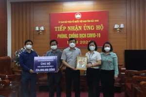 Trường THPT Thuyên trao ủng hộ quỹ phòng chống dịch Covid-19 qua Ủy ban Mặt trận Tổ quốc Việt Nam tỉnh Bắc Ninh.