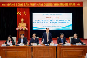 Bộ trưởng Bộ GD&ĐT Phùng Xuân Nhạ phát biểu tại hội nghị.