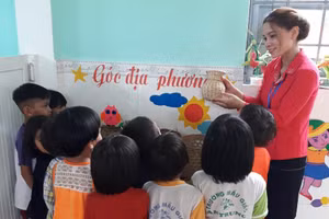 Cô Đinh Thị Hồng Linh và học trò tại ngôi trường mới.