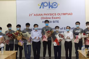 Thứ trưởng Bộ GD&ĐT Nguyễn Hữu Độ, Cục trưởng Cục Quản lý chất lượng Mai Văn Trinh tặng hoa chúc mừng 8 học sinh tham gia AphO 2021.