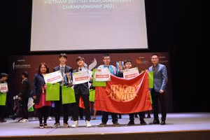 Hai đội Quán quân bảng Anh và Quán quân Bảng Việt trong niềm vui chiến thắng.