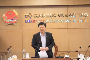 Thứ trưởng Bộ Giáo dục và Đào tạo Nguyễn Hữu Độ phát biểu tại buổi kiểm tra.