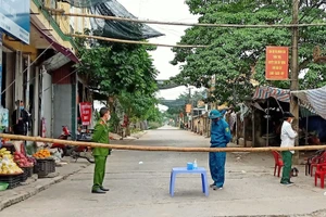 Huyện Vũ Thư thành lập các chốt kiểm soát ra vào ổ dịch xã Nguyên Xá. Ảnh: Báo Nhân dân.
