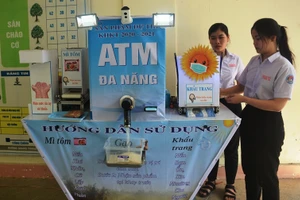 Hai nữ sinh Võ Lê Xuân Thủy và Hồ Nguyễn Minh Thư bên sản phẩm ATM đa năng. Ảnh: vietnamnet.