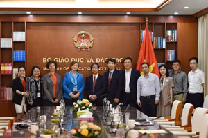 Bộ trưởng Bộ GD&ĐT Nguyễn Kim Sơn và đại diện diện một số cục, vụ thuộc Bộ trong buổi tiếp bà Rana Flower, Trưởng đại diện UNICEF tại Việt Nam.