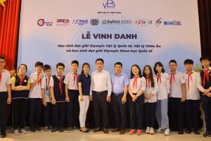 Học sinh đạt giải Olympic khoa học quốc tế được vinh danh tại buổi lễ.