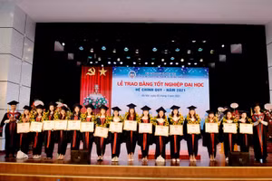 PGS.TS Phạm Hồng Chương – Hiệu trưởng nhà trường và PGS.TS Bùi Đức Thọ - Bí thư Đảng ủy, Phó Hiệu trưởng trao giấy khen và tặng hoa cho các tân cử nhân.