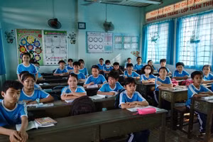 Hà My đứng trả lời trước lớp trong giờ học Toán, năm học 2021-2021.