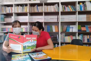 Giáo viên Trường THCS Thụy Liên nghiên cứu sách giáo khoa mới lớp 6.