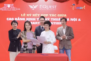 Đại diện Trường CĐ Kinh tế - Kỹ thuật Hà Nội và ISMART Education ký thỏa thuận hợp tác.