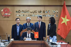 Bộ trưởng Nguyễn Kim Sơn đại diện Bộ Giáo dục và Đào tạo Việt Nam ký kết Ý định thư.