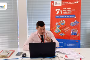 Giáo viên iSMART Education dạy trực tuyến.