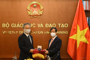 Bộ trưởng Bộ GD&ĐT Nguyễn Kim Sơn và Đại sứ Yamada Takio trao quà lưu niệm tại buổi tiếp xã giao.