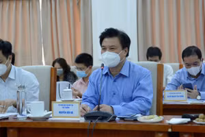 Thứ trưởng Bộ GD&ĐT Nguyễn Hữu Độ phát biểu tại cuộc họp.
