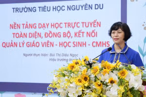 Cô Bùi Thị Diệu Ngọc, Hiệu trưởng Trường Tiểu học Nguyễn Du chia sẻ về triển khai dạy học trực tuyến.