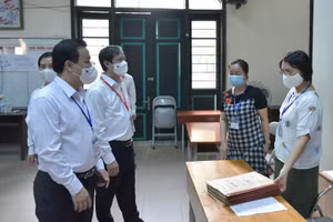 Bộ trưởng Bộ GD&ĐT Nguyễn Kim Sơn và đoàn công tác thăm, động viên cán bộ làm thi điểm thi Trường THPT Chu Văn An, Hà Nội.